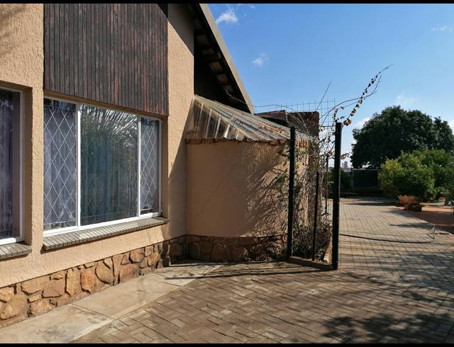 4 BEDROOM FREESTANDING SOLD IN STILFONTEIN EXT 4